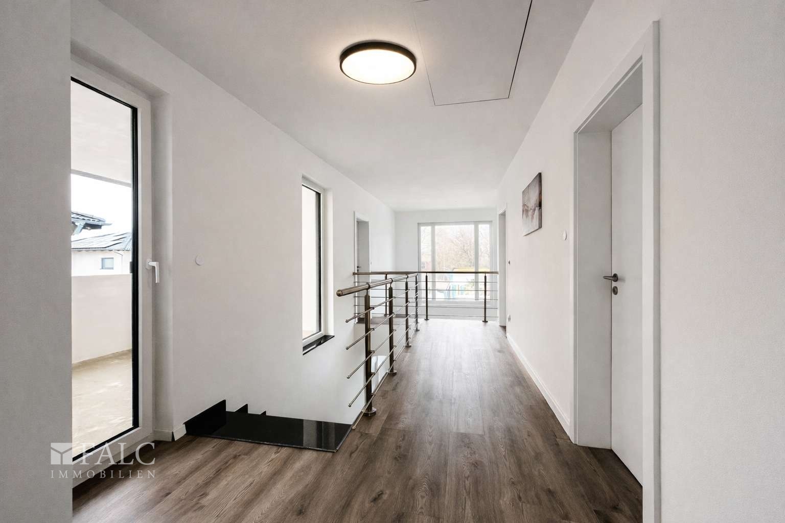 „Galerieartiger Flurbereich im Obergeschoss mit lichtdurchflutetem Ambiente“